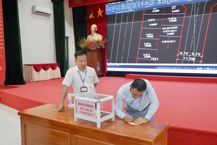 Thiên Lộc: 6/6 hộ dân bốc thăm tái định cư dự án cầu Thượng Cát, đảm bảo công khai, minh bạch- Ảnh 10.