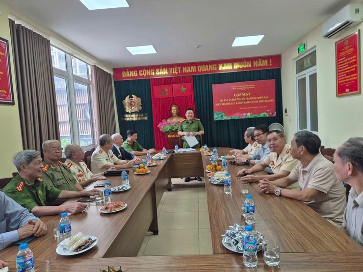 CÔNG AN PHƯỜNG BẠCH MAI TỔ CHỨC GẶP MẶT TRI ÂN CÁC ĐỒNG CHÍ THAM GIA CHIẾN ĐẤU CHIẾN TRƯỜNG B, C, K- Ảnh 2.