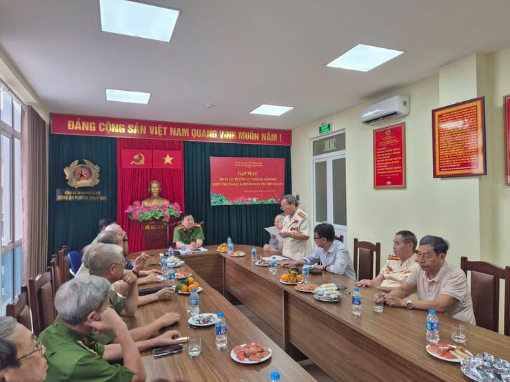 CÔNG AN PHƯỜNG BẠCH MAI TỔ CHỨC GẶP MẶT TRI ÂN CÁC ĐỒNG CHÍ THAM GIA CHIẾN ĐẤU CHIẾN TRƯỜNG B, C, K- Ảnh 3.