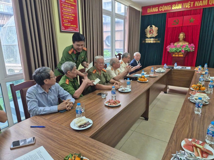 CÔNG AN PHƯỜNG BẠCH MAI TỔ CHỨC GẶP MẶT TRI ÂN CÁC ĐỒNG CHÍ THAM GIA CHIẾN ĐẤU CHIẾN TRƯỜNG B, C, K- Ảnh 4.