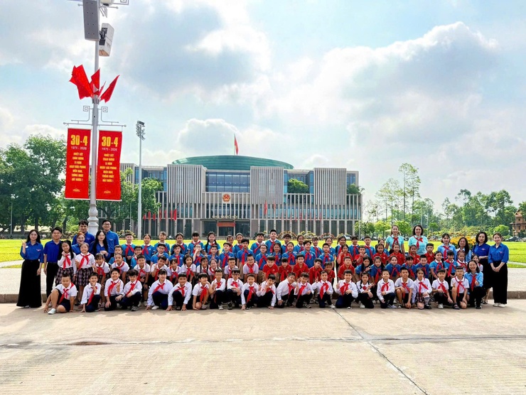 LỄ BÁO CÔNG DÂNG BÁC VÀ KẾT NẠP ĐỘI VIÊN TRƯỚC LĂNG BÁC- Ảnh 4.