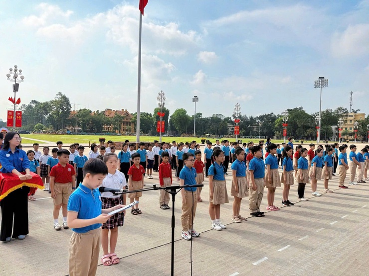 LỄ BÁO CÔNG DÂNG BÁC VÀ KẾT NẠP ĐỘI VIÊN TRƯỚC LĂNG BÁC- Ảnh 1.