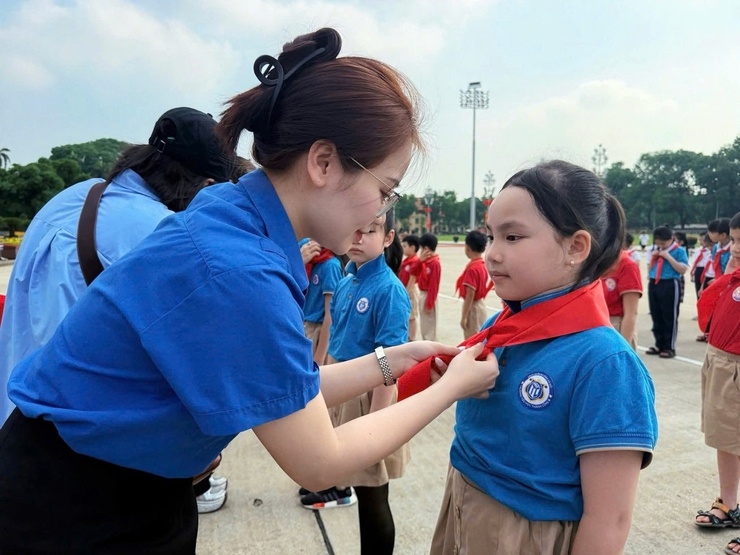 LỄ BÁO CÔNG DÂNG BÁC VÀ KẾT NẠP ĐỘI VIÊN TRƯỚC LĂNG BÁC- Ảnh 3.