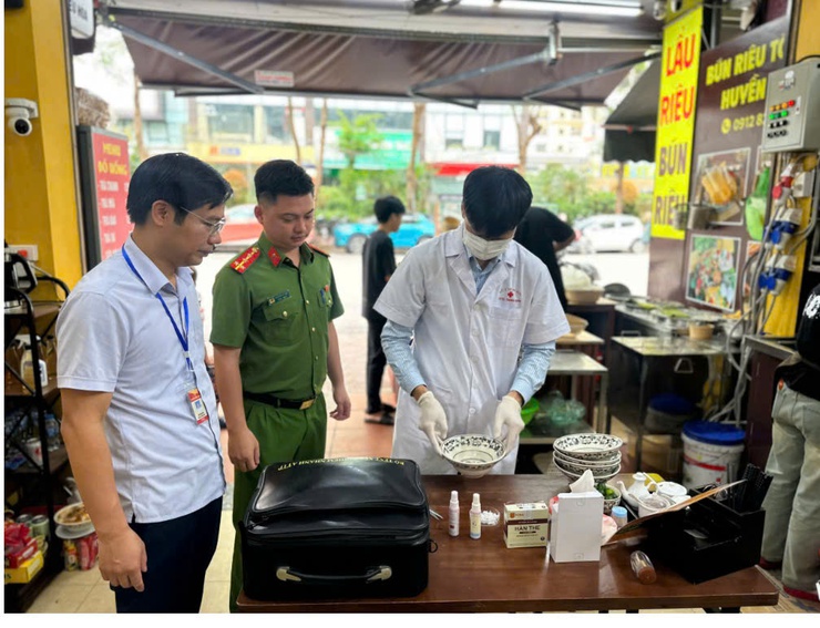 Phường Khương Đình: Tăng cường kiểm tra công tác đảm bảo An toàn thực phẩm trong "Tháng hành động vì An toàn thực phẩm" năm 2026- Ảnh 1.