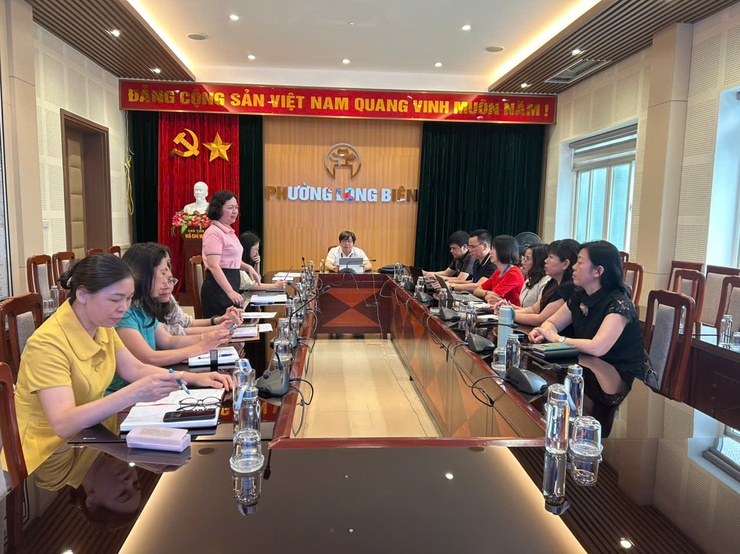 Đồng chí Nguyễn Quang Toản -UVBTV, Phó Chủ tịch UBND phường chủ trì buổi làm việc