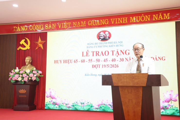 Đảng ủy phường Kiến Hưng trao Huy hiệu Đảng tặng 58 đảng viên- Ảnh 4.