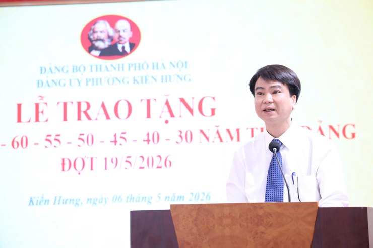 Đảng ủy phường Kiến Hưng trao Huy hiệu Đảng tặng 58 đảng viên- Ảnh 2.