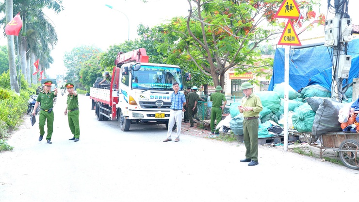 BAN CHỈ ĐẠO 197 XÃ DÂN HOÀ RA QUÂN ĐẢM BẢO TRẬT TỰ AN TOÀN GIAO THÔNG, TRẬT TỰ CÔNG CỘNG- Ảnh 7.