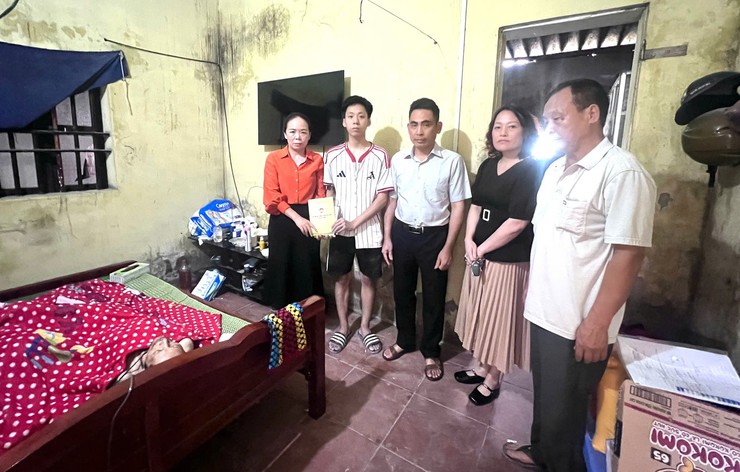 Ủy ban MTTQ xã Bát Tràng tổ chức thăm hỏi, trao hỗ trợ đột xuất cho hộ gia đình có hoàn cảnh đặc biệt khó khăn trên địa bàn xã- Ảnh 1.