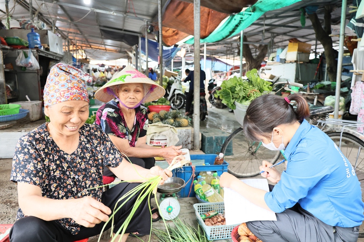 Quảng Bị triển khai mô hình “Chợ thông minh 4.0 – không dùng tiền mặt” tại chợ - Ảnh 5.