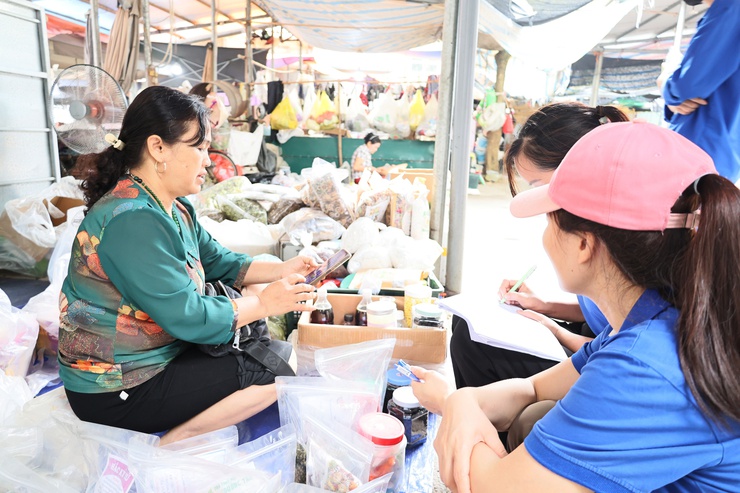 Quảng Bị triển khai mô hình “Chợ thông minh 4.0 – không dùng tiền mặt” tại chợ - Ảnh 6.