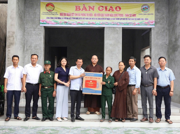Xã Đoài Phương bàn giao nhà Đại đoàn kết chào mừng Đại hội đại biểu toàn quốc MTTQ Việt Nam lần thứ XI - Ảnh 4.