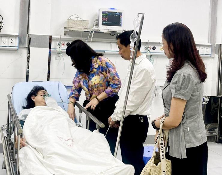 Đảng ủy - HĐND - UBND - Ủy ban MTTQ Việt Nam phường Hoàn Kiếm thăm hỏi các gia đình trong vụ cháy tại số 5 phố Hàng Vôi- Ảnh 1.