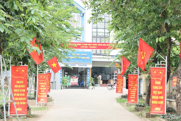 Quảng Bị rực rỡ cờ hoa chào mừng kỷ niệm 136 năm Ngày sinh Chủ tịch Hồ Chí Minh và 72 năm Chiến thắng Điện Biên Phủ- Ảnh 2.