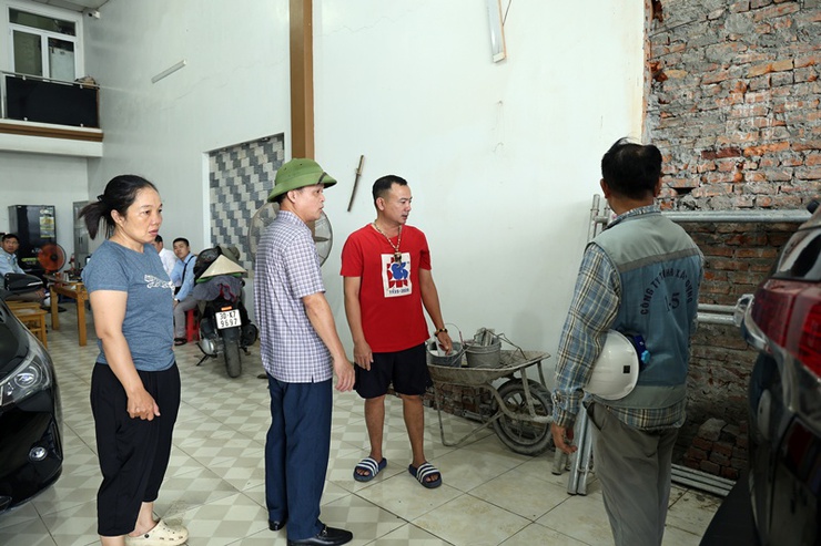 Chủ tịch UBND xã Xuân Mai Nguyễn Anh Đức kiểm tra tiến độ thi công và công tác phối hợp thực hiện Dự án cải tạo, nâng cấp Quốc lộ 6- Ảnh 3.