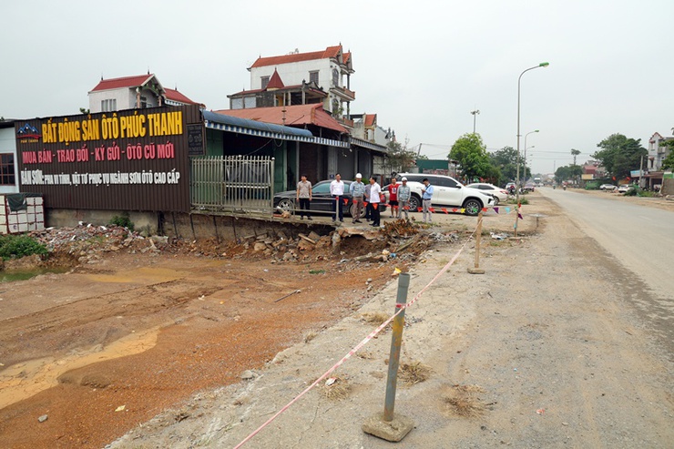 Chủ tịch UBND xã Xuân Mai Nguyễn Anh Đức kiểm tra tiến độ thi công và công tác phối hợp thực hiện Dự án cải tạo, nâng cấp Quốc lộ 6- Ảnh 1.