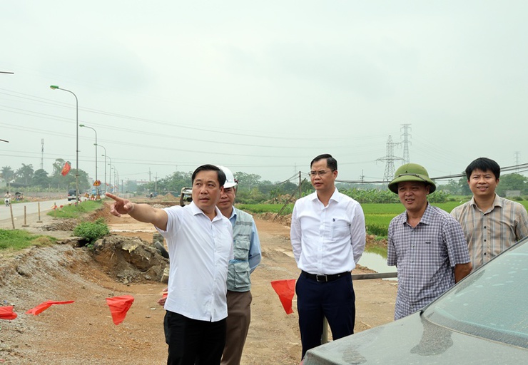 Chủ tịch UBND xã Xuân Mai Nguyễn Anh Đức kiểm tra tiến độ thi công và công tác phối hợp thực hiện Dự án cải tạo, nâng cấp Quốc lộ 6- Ảnh 2.