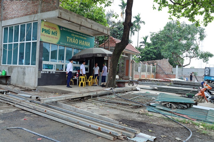 Chủ tịch UBND xã Xuân Mai Nguyễn Anh Đức kiểm tra tiến độ thi công và công tác phối hợp thực hiện Dự án cải tạo, nâng cấp Quốc lộ 6- Ảnh 4.