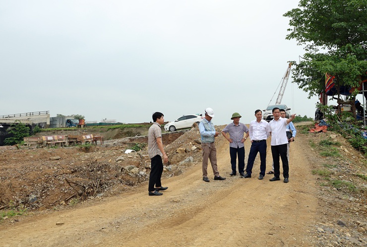 Chủ tịch UBND xã Xuân Mai Nguyễn Anh Đức kiểm tra tiến độ thi công và công tác phối hợp thực hiện Dự án cải tạo, nâng cấp Quốc lộ 6- Ảnh 7.