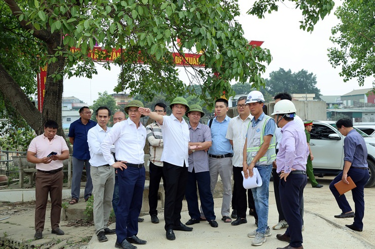 Chủ tịch UBND xã Xuân Mai Nguyễn Anh Đức kiểm tra tiến độ thi công và công tác phối hợp thực hiện Dự án cải tạo, nâng cấp Quốc lộ 6- Ảnh 8.