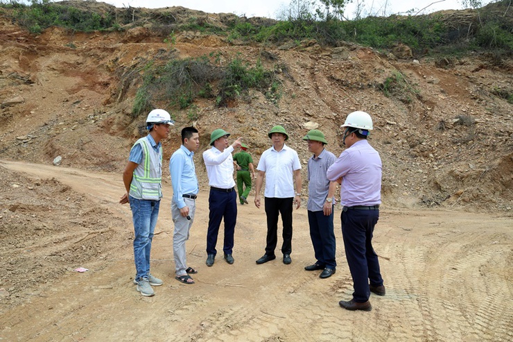Chủ tịch UBND xã Xuân Mai Nguyễn Anh Đức kiểm tra tiến độ thi công và công tác phối hợp thực hiện Dự án cải tạo, nâng cấp Quốc lộ 6- Ảnh 9.