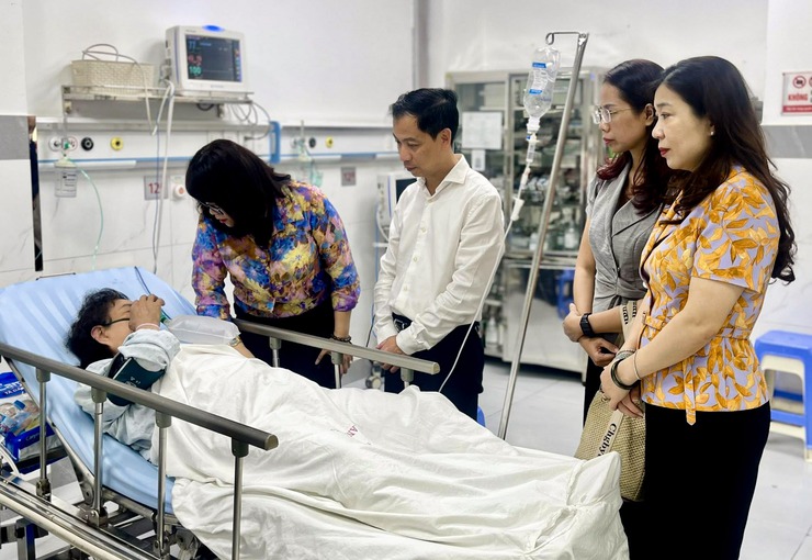 Đảng ủy - HĐND - UBND - Ủy ban MTTQ Việt Nam phường Hoàn Kiếm thăm hỏi các gia đình trong vụ cháy tại số 5 phố Hàng Vôi- Ảnh 3.