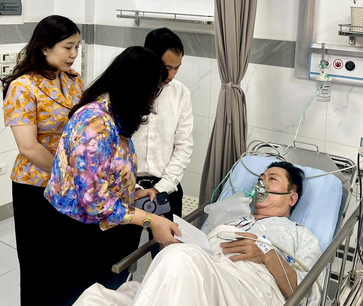 Đảng ủy - HĐND - UBND - Ủy ban MTTQ Việt Nam phường Hoàn Kiếm thăm hỏi các gia đình trong vụ cháy tại số 5 phố Hàng Vôi- Ảnh 4.