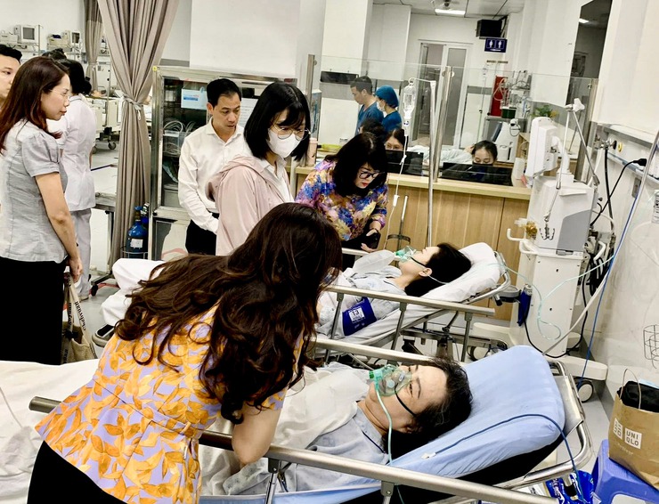 Đảng ủy - HĐND - UBND - Ủy ban MTTQ Việt Nam phường Hoàn Kiếm thăm hỏi các gia đình trong vụ cháy tại số 5 phố Hàng Vôi- Ảnh 2.