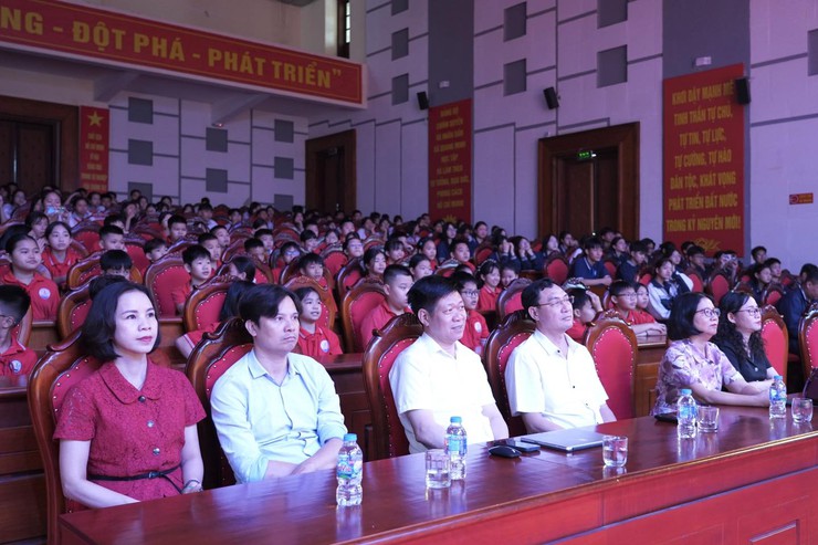 Quang Minh tổ chức chương trình giới thiệu, biểu diễn sân khấu hóa tác phẩm văn học trong trường học- Ảnh 1.