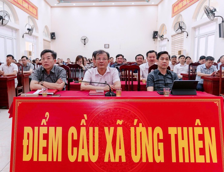 Hà Nội triển khai thi hành Luật Thủ đô năm 2026 Xã Ứng Thiên tham dự hội nghị trực tuyến cùng hơn 8.000 đại biểu toàn thành phố
- Ảnh 1.