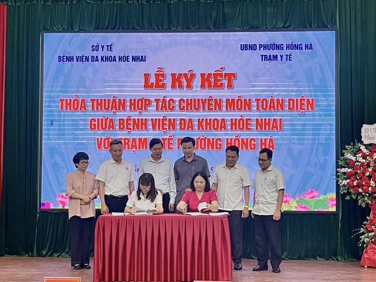 Phường Hồng Hà ký kết hợp tác hỗ trợ toàn diện về công tác khám chữa bệnh và hỗ trợ chuyên môn giữa Bệnh viện đa khoa Hoè Nhai với Trạm y tế phường Hồng Hà- Ảnh 6.