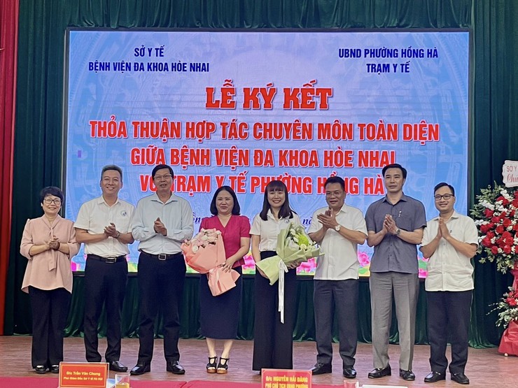 Phường Hồng Hà ký kết hợp tác hỗ trợ toàn diện về công tác khám chữa bệnh và hỗ trợ chuyên môn giữa Bệnh viện đa khoa Hoè Nhai với Trạm y tế phường Hồng Hà- Ảnh 7.