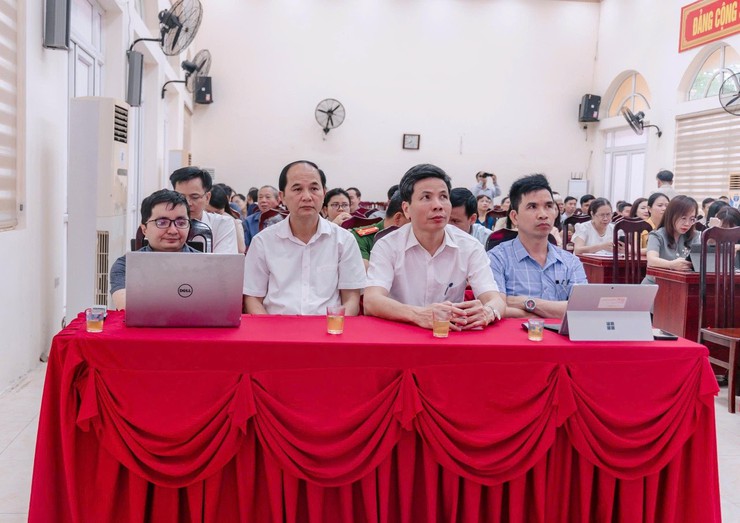 Hà Nội triển khai thi hành Luật Thủ đô năm 2026 Xã Ứng Thiên tham dự hội nghị trực tuyến cùng hơn 8.000 đại biểu toàn thành phố
- Ảnh 4.
