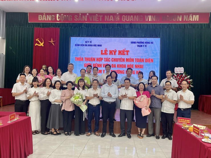 Phường Hồng Hà ký kết hợp tác hỗ trợ toàn diện về công tác khám chữa bệnh và hỗ trợ chuyên môn giữa Bệnh viện đa khoa Hoè Nhai với Trạm y tế phường Hồng Hà- Ảnh 8.