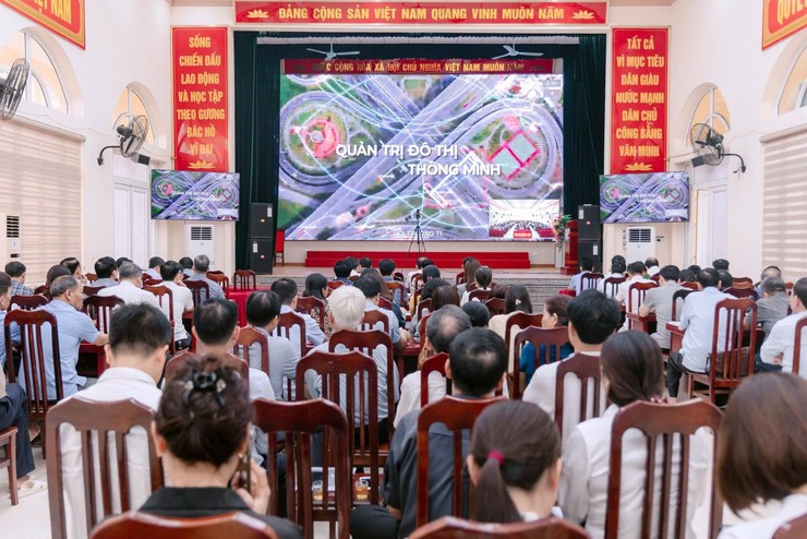 Hà Nội triển khai thi hành Luật Thủ đô năm 2026 Xã Ứng Thiên tham dự hội nghị trực tuyến cùng hơn 8.000 đại biểu toàn thành phố
- Ảnh 2.