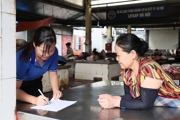 Quảng Bị triển khai mô hình “Chợ thông minh 4.0 – không dùng tiền mặt” tại chợ - Ảnh 2.