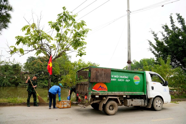 Phường Sơn Tây triển khai phương án thu gom rác thải sinh hoạt theo giờ- Ảnh 2.