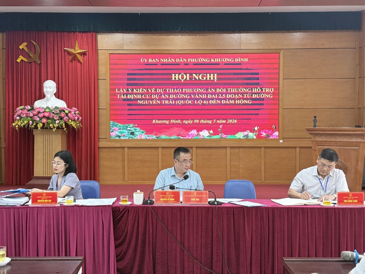 Phường Khương Đình tổ chức lấy ý kiến nhân dân về phương án bồi thường, hỗ trợ, tái định cư dự án đường vành đai 2,5
- Ảnh 1.