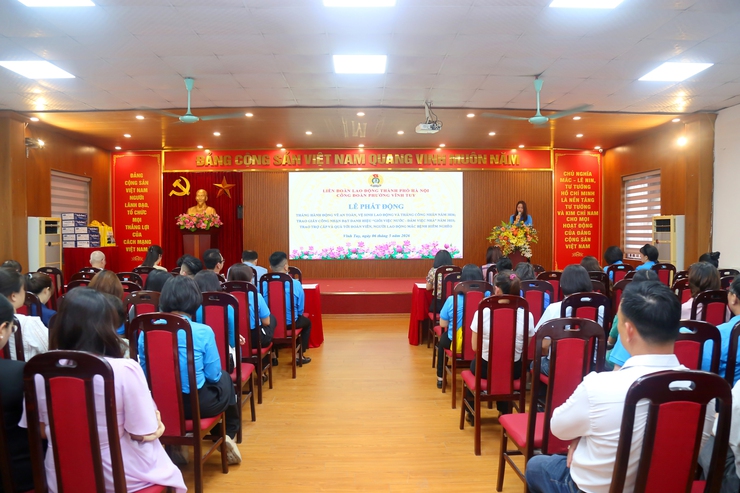 Công đoàn phường Vĩnh Tuy quan tâm chăm lo tới người lao động mắc bệnh hiểm nghèo nhân dịp Tháng Công nhân năm 2026 .- Ảnh 1.