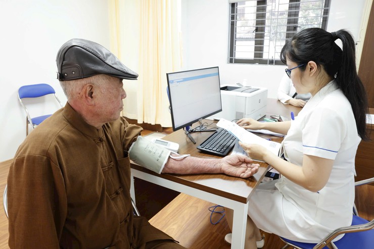 Khám sức khỏe định kỳ hoặc khám sàng lọc miễn phí mỗi người ít nhất một lần trong năm- Ảnh 1.