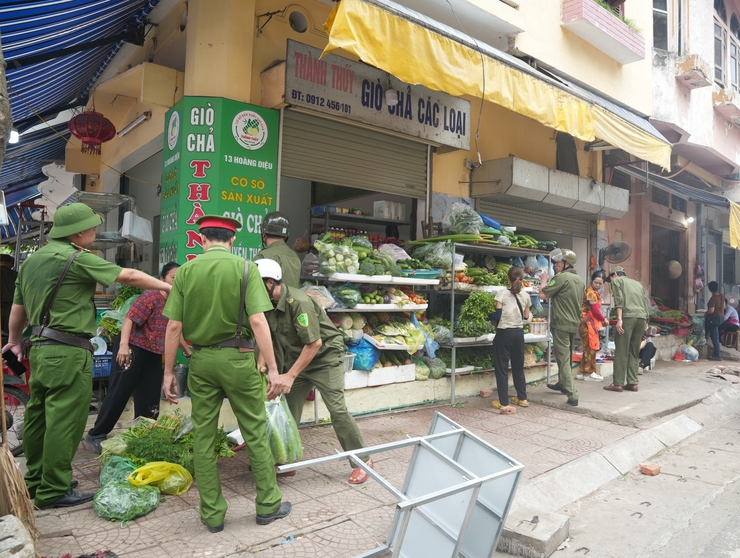 SƠN TÂY RA QUÂN XỬ LÝ VI PHẠM TRẬT TỰ ĐÔ THỊ TẠI CÁC TUYẾN PHỐ PHẠM HỒNG THÁI, LÊ QUÝ ĐÔN, HOÀNG DIỆU VÀ KHU VỰC CHỢ NGHỆ, CHỢ NÔNG SẢN SƠN TÂY- Ảnh 3.