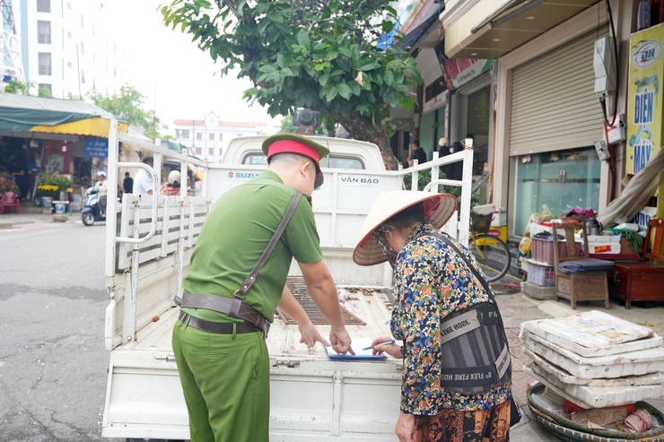 SƠN TÂY RA QUÂN XỬ LÝ VI PHẠM TRẬT TỰ ĐÔ THỊ TẠI CÁC TUYẾN PHỐ PHẠM HỒNG THÁI, LÊ QUÝ ĐÔN, HOÀNG DIỆU VÀ KHU VỰC CHỢ NGHỆ, CHỢ NÔNG SẢN SƠN TÂY- Ảnh 5.