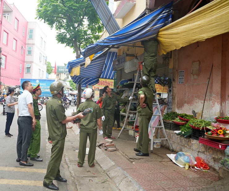 SƠN TÂY RA QUÂN XỬ LÝ VI PHẠM TRẬT TỰ ĐÔ THỊ TẠI CÁC TUYẾN PHỐ PHẠM HỒNG THÁI, LÊ QUÝ ĐÔN, HOÀNG DIỆU VÀ KHU VỰC CHỢ NGHỆ, CHỢ NÔNG SẢN SƠN TÂY- Ảnh 1.
