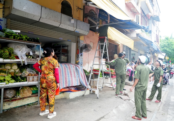 SƠN TÂY RA QUÂN XỬ LÝ VI PHẠM TRẬT TỰ ĐÔ THỊ TẠI CÁC TUYẾN PHỐ PHẠM HỒNG THÁI, LÊ QUÝ ĐÔN, HOÀNG DIỆU VÀ KHU VỰC CHỢ NGHỆ, CHỢ NÔNG SẢN SƠN TÂY- Ảnh 2.