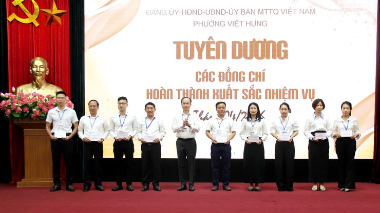 Phường Việt Hưng tổ chức buổi sinh hoạt dưới cờ tháng 5/2026- Ảnh 4.