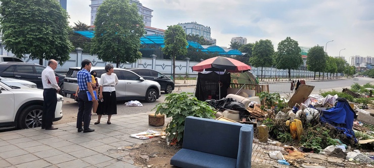 Ban Kinh tế - Ngân sách HĐND phường Từ Liêm khảo sát công tác thu gom rác trên địa bàn phường- Ảnh 2.