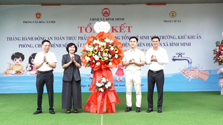 Lễ tổng kết Tháng hành động về An toàn thực phẩm và phát động vệ sinh môi trường, khử khuẩn, phòng, chống bệnh sốt xuất huyết và tay chân miệng trên địa bàn xã Bình Minh- Ảnh 1.