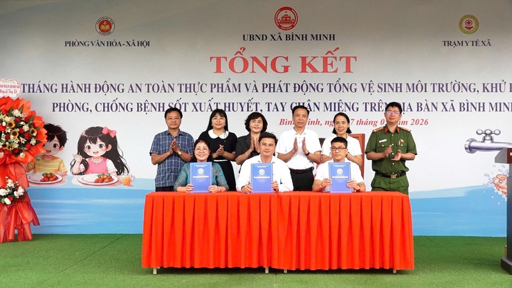 Lễ tổng kết Tháng hành động về An toàn thực phẩm và phát động vệ sinh môi trường, khử khuẩn, phòng, chống bệnh sốt xuất huyết và tay chân miệng trên địa bàn xã Bình Minh- Ảnh 4.