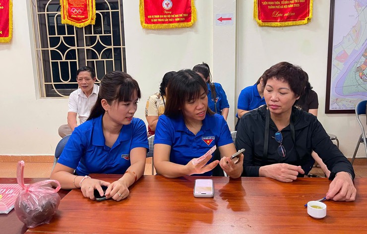 Tuổi trẻ xã Bát Tràng ra quân hỗ trợ cài đặt ứng dụng "Sổ tay Đảng viên điện tử ICPV Book"- Ảnh 1.
