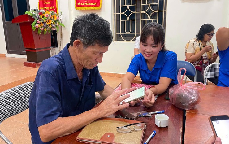Tuổi trẻ xã Bát Tràng ra quân hỗ trợ cài đặt ứng dụng "Sổ tay Đảng viên điện tử ICPV Book"- Ảnh 2.